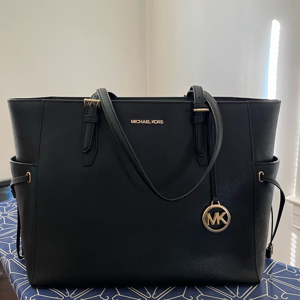 Michael Kors Gilly Saffino Leather Black Tote with zipper